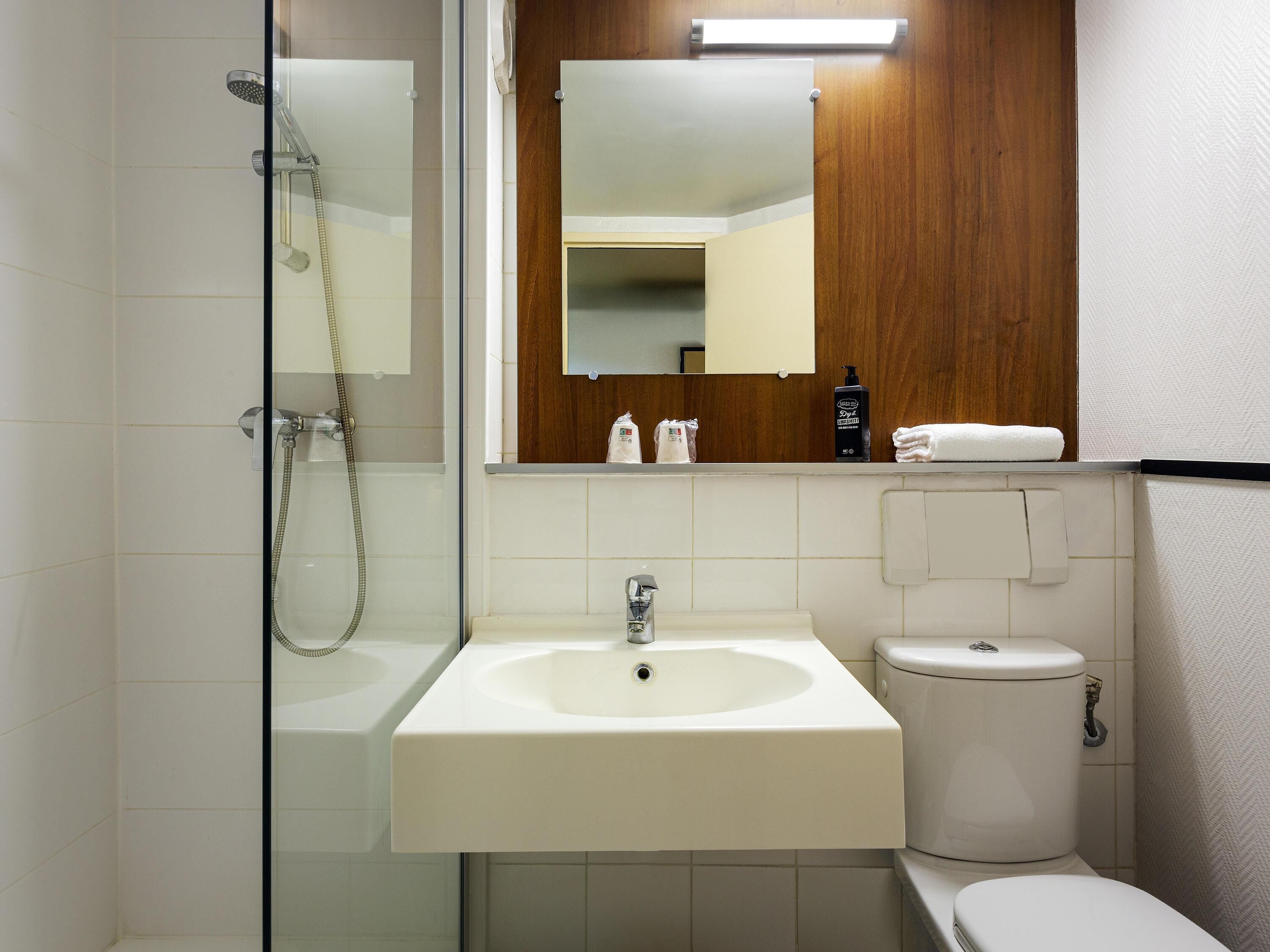 Blackout drapes, free WiFi, bed sheets