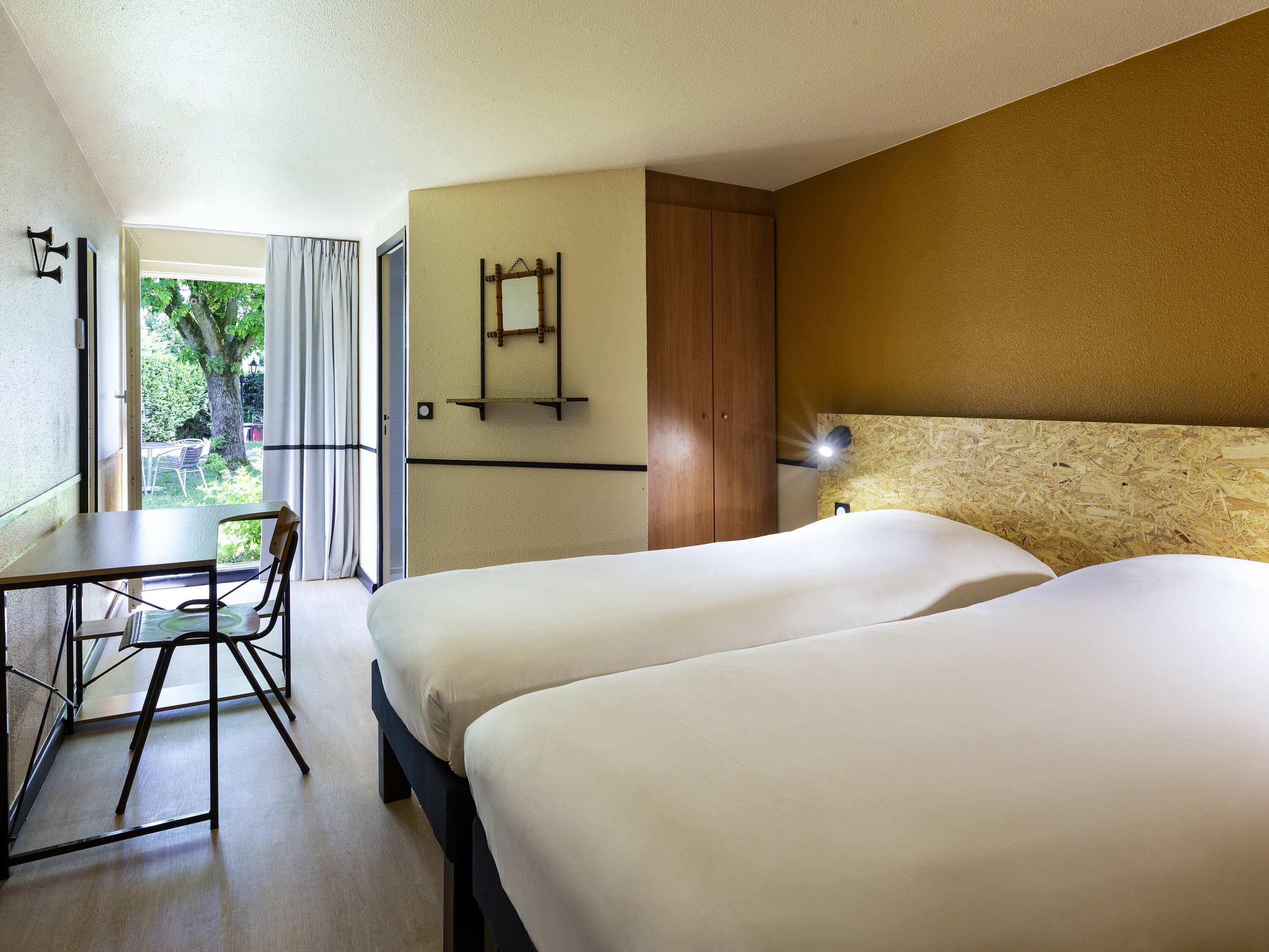 ルーム シングルベッド 2 台 (Pop) | 遮光カーテン、WiFi (無料)、ベッドシーツ