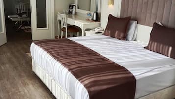 Deluxe Suite | Minibar, in-room safe, desk, soundproofing