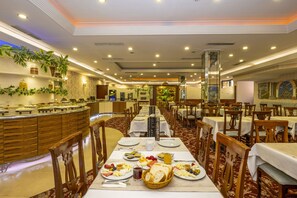 Breakfast, lunch and dinner served - Grand Anka Hotel (Istanbul)