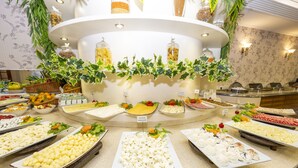 بوفيه فطور مجانًا يوميًا