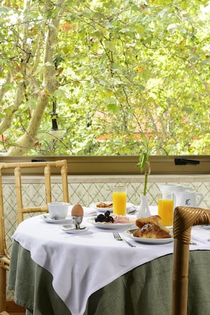 Outdoor dining - Hotel Commodore (Rome)
