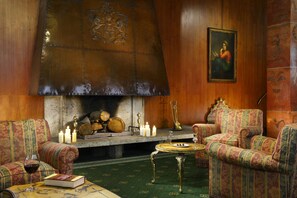 Lobby sitting area - Hotel Commodore (Rome)
