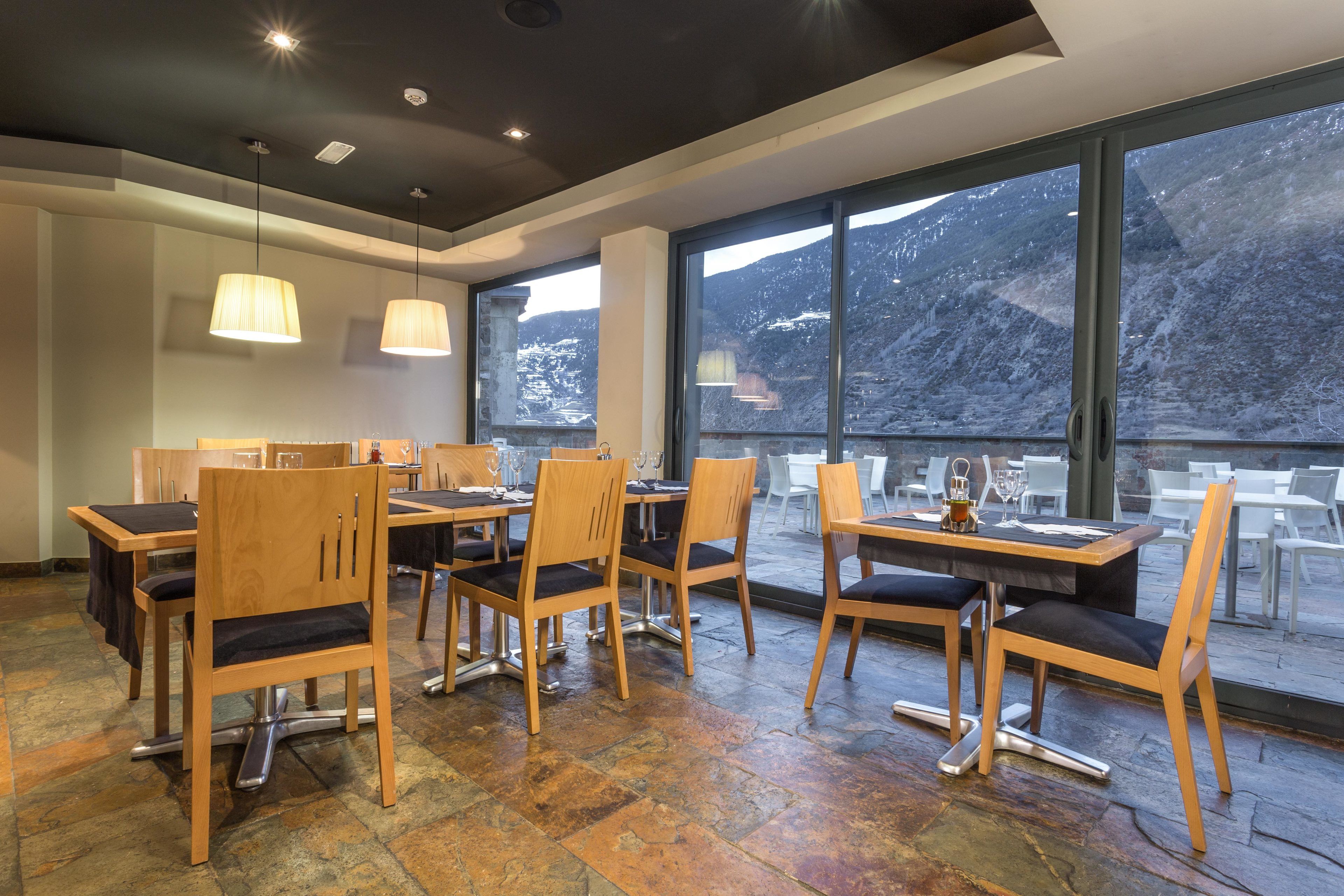 S'hi serveixen esmorzars, sopars i plats de cuina internacional 