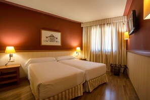 1 dormitorio, caja fuerte, escritorio y cortinas opacas