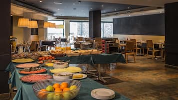 朝食 (ビュッフェ)、毎日提供 (1 名様 10.50 EUR)