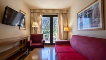 1 habitación, caja de seguridad en la habitación y escritorio