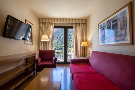 1 habitación, caja de seguridad en la habitación y escritorio