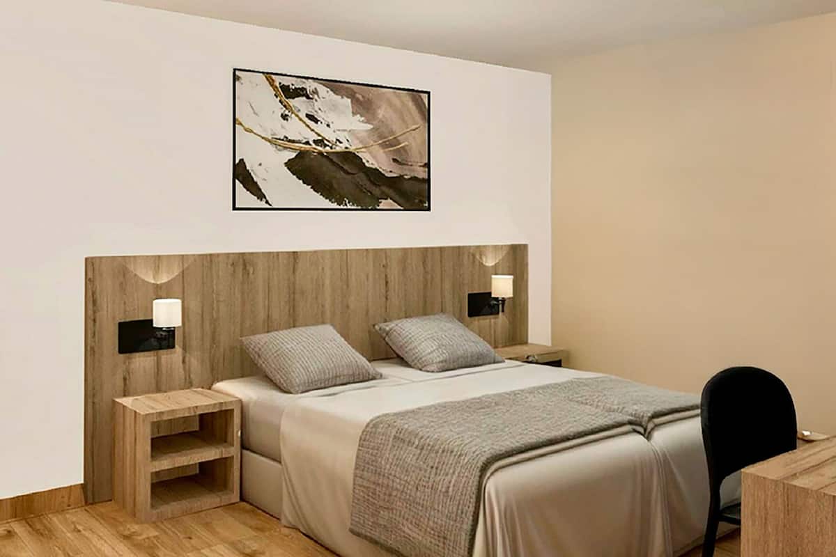 Economy Double Room | 1 bedroom, in-room safe, desk, laptop workspace