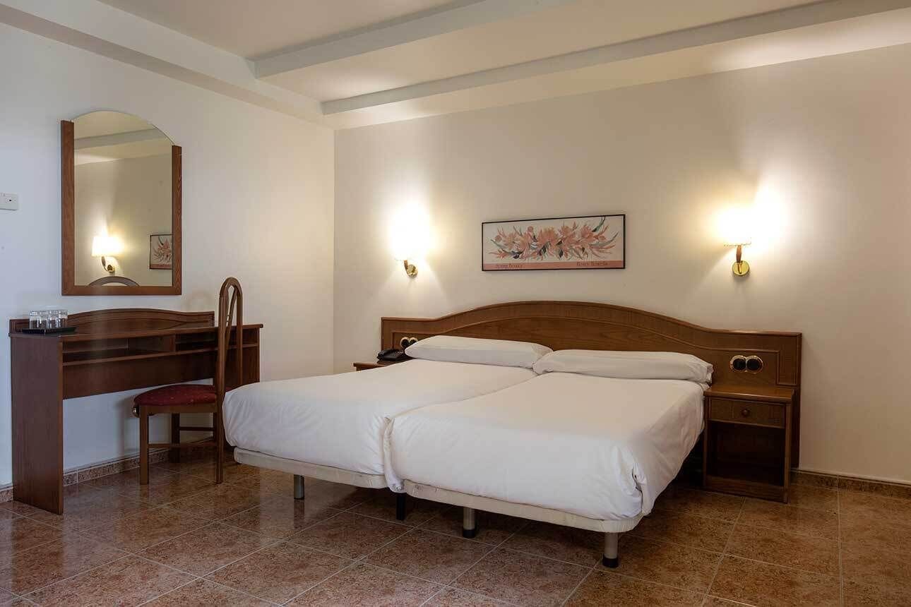 Zimmersafe, Schreibtisch, laptopgeeigneter Arbeitsplatz