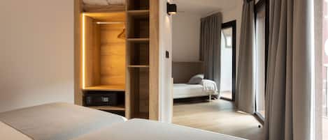 In-room safe, desk, laptop workspace, free WiFi