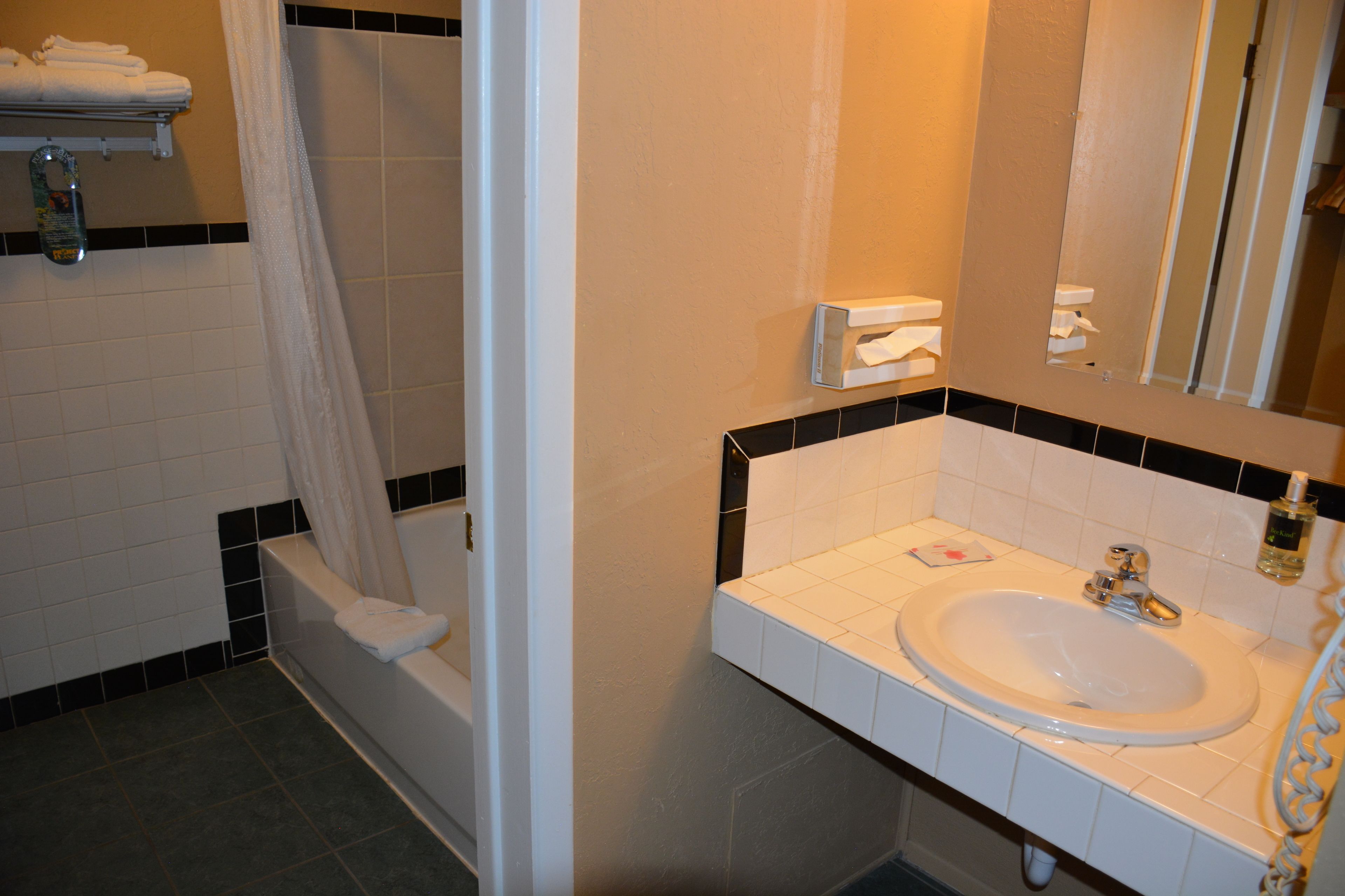 deluxe room, 1 king bed, fireplace (upstairs room) | bathroom | free toiletries, hair dryer, towels