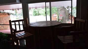 Suite, 2 Queen-Betten, Kamin (Upstairs Room) | Terrasse/Patio