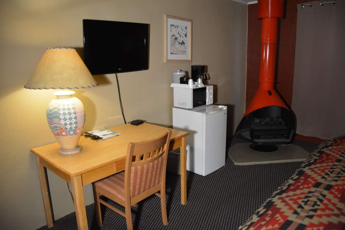 deluxe room, 1 king bed, fireplace (upstairs room) | iron/ironing board, free wifi, bed sheets