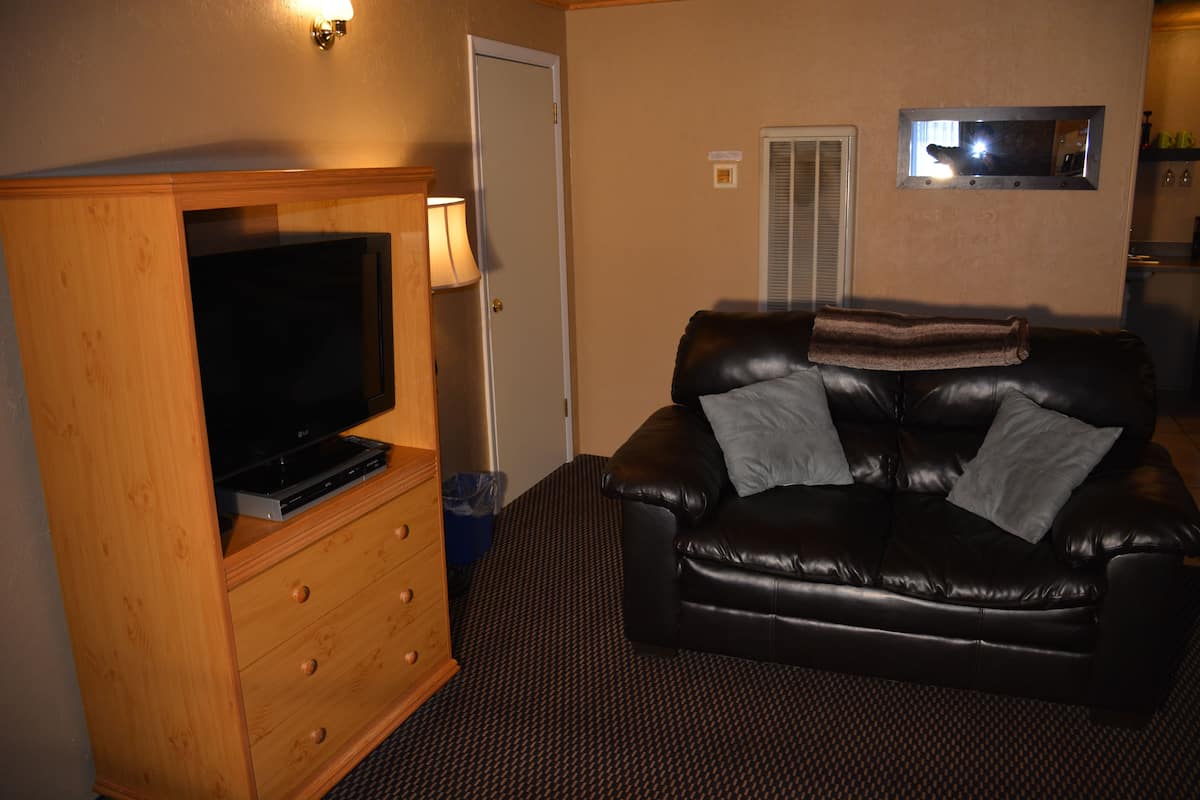 suite, 2 queen beds, fireplace (upstairs room) | iron/ironing board, free wifi, bed sheets