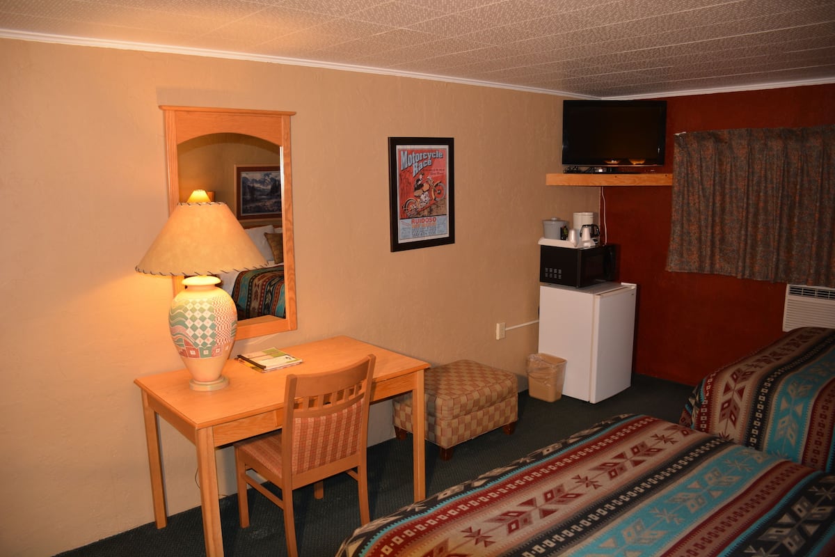 standard room, 2 queen beds | iron/ironing board, free wifi, bed sheets