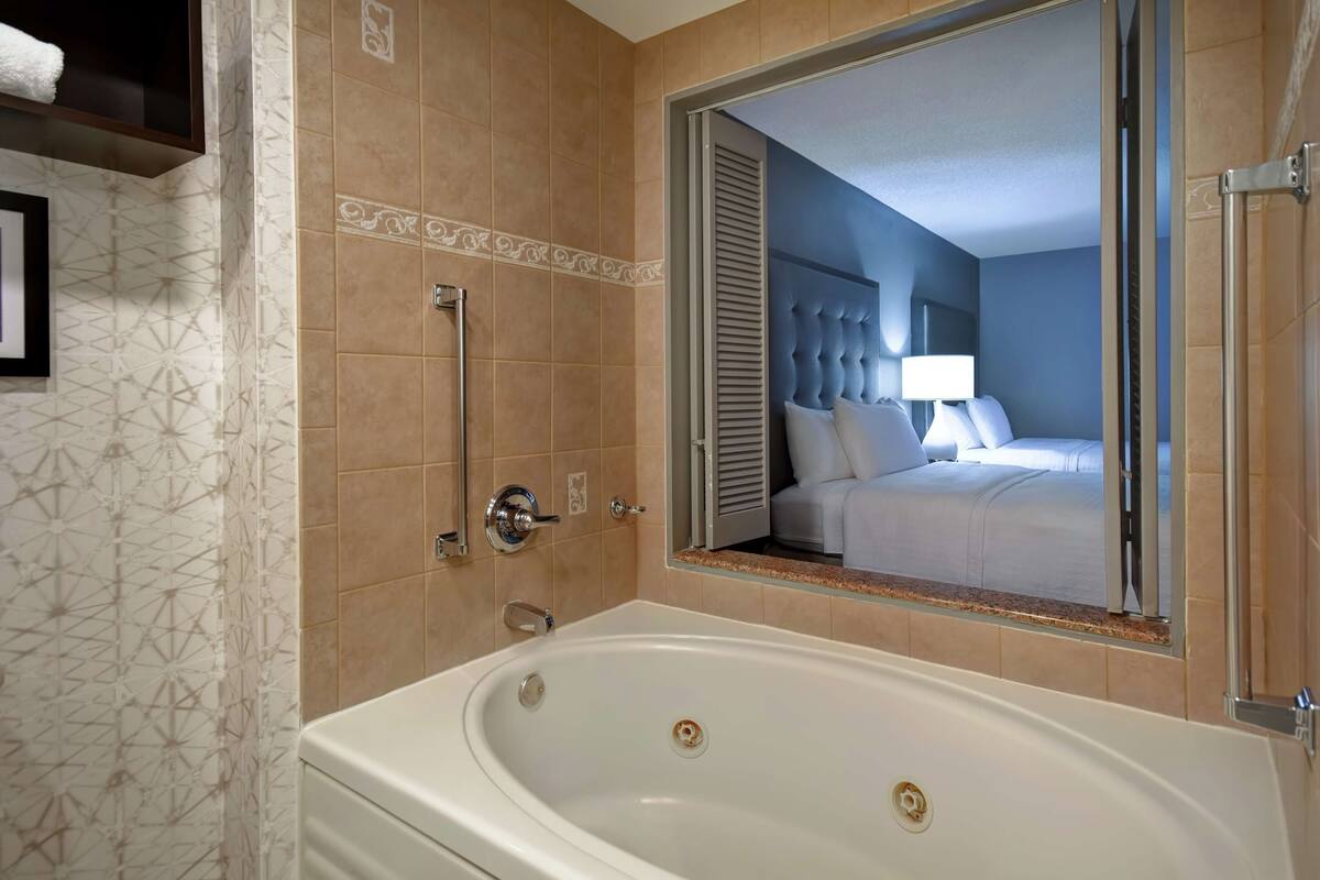 suite, 1 bedroom, jetted tub | bathroom | designer toiletries, hair dryer, towels