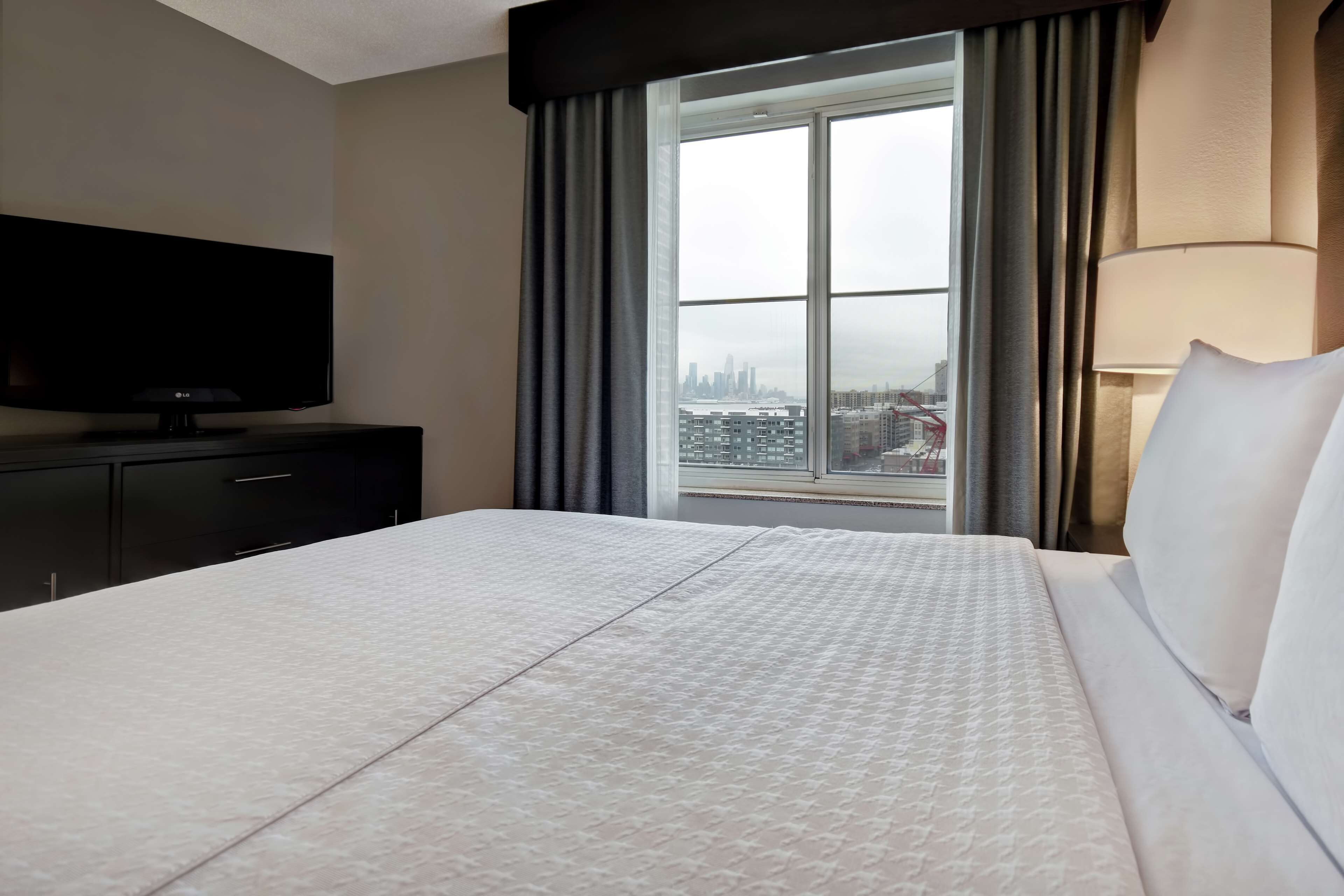 suite, 1 king bed, non smoking | hypo-allergenic bedding, down duvets, select comfort beds, in-room safe