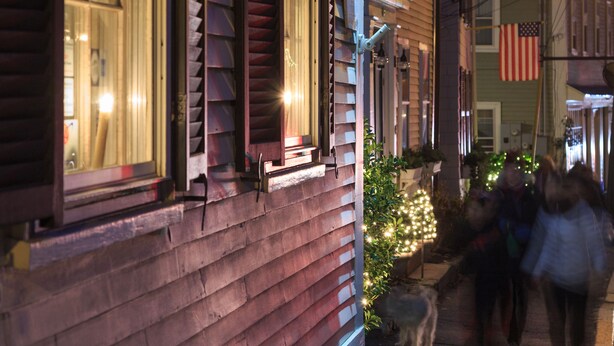 A building with a sign reading "The Harbor Light Inn 1729" and a visible American flag. - Harbor Light Inn (Marblehead)
