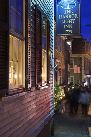 A building with a sign reading "The Harbor Light Inn 1729" and a visible American flag. - Harbor Light Inn (Marblehead)