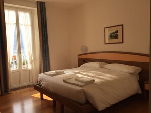 Chăn bông, minibar, két bảo mật tại phòng, bàn 