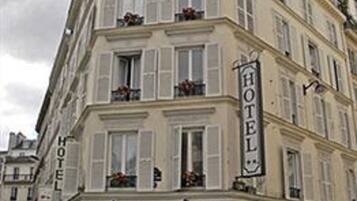 واجهة المنشأة - في المساء/الليل