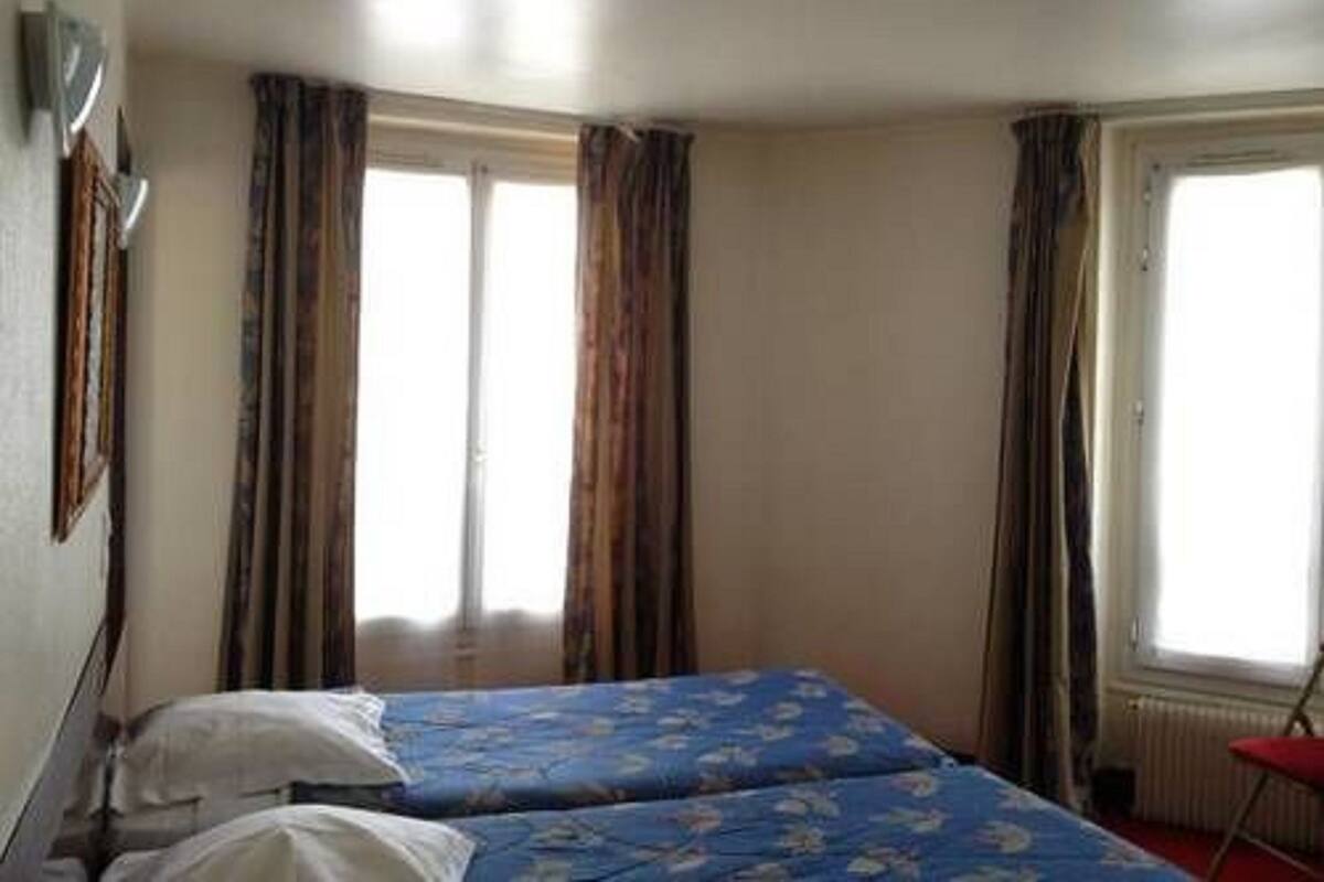 Premium bedding, desk, soundproofing, iron/ironing board (on request)