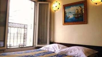 أغطية فراش متميزة ومكتب وتجهيزات عازلة للصوت ومكواة/لوح كي