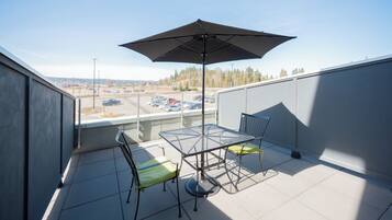 Superior-Zimmer, 1 King-Bett und Schlafsofa, Balkon | Terrasse/Patio