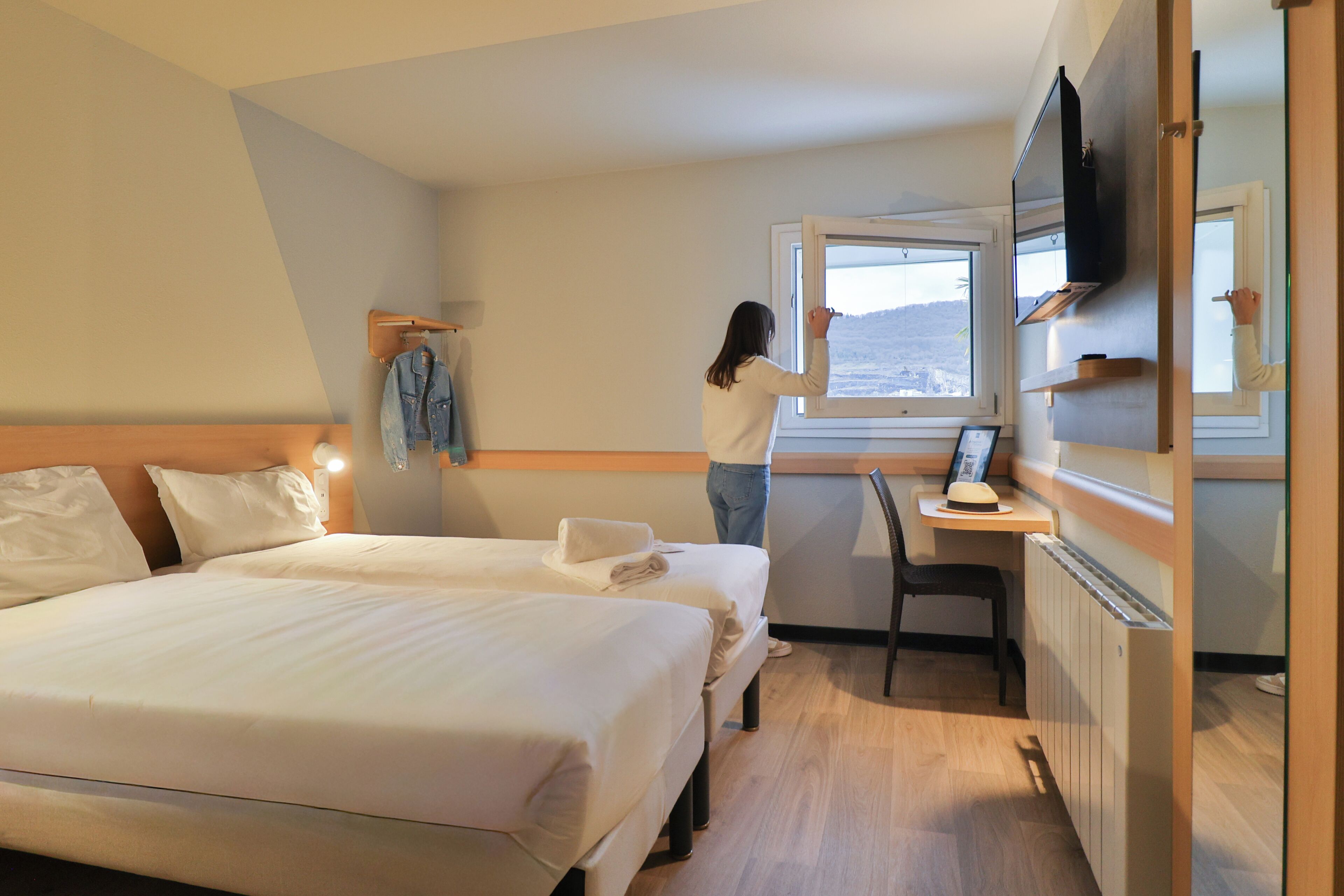 Tomannsrom, 2 enkeltsenger | Sengetøy av topp kvalitet, skrivebord, blendingsgardiner og lydisolert