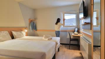 Tomannsrom, 2 enkeltsenger | Sengetøy av topp kvalitet, skrivebord, blendingsgardiner og lydisolert