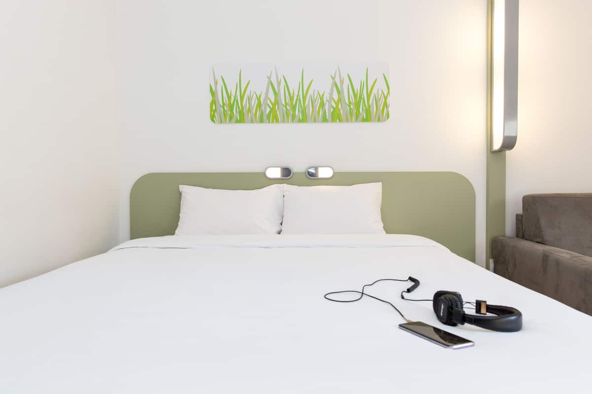 Ropa de cama de alta calidad, escritorio y cortinas blackout