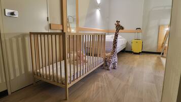 Family Room | Peralatan tempat tidur premium, meja, langsir/tirai gelap terus