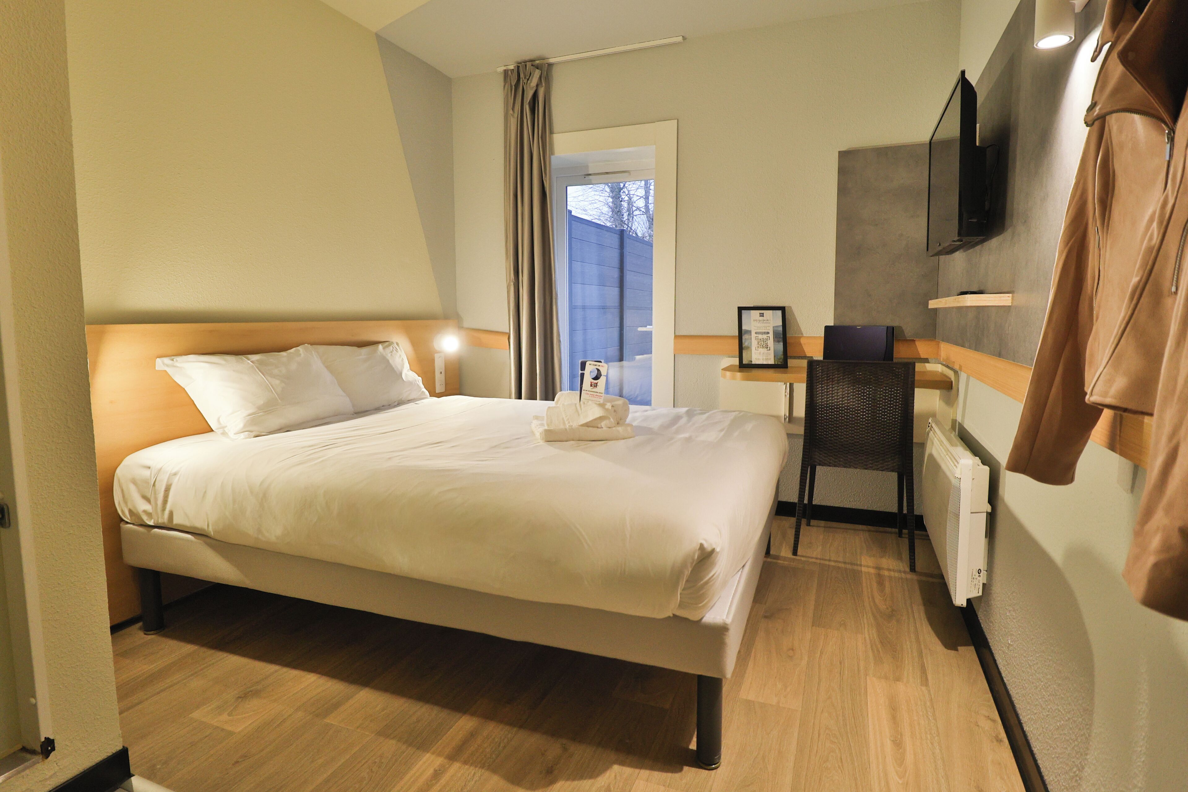 ห้องพัก | เครื่องนอนระดับพรีเมียม, โต๊ะทำงาน, ผ้าม่านกันแสง, ห้องเก็บเสียง