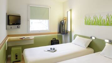 Kamer, 2 eenpersoonsbedden | Luxe beddengoed, een bureau, verduisterende gordijnen