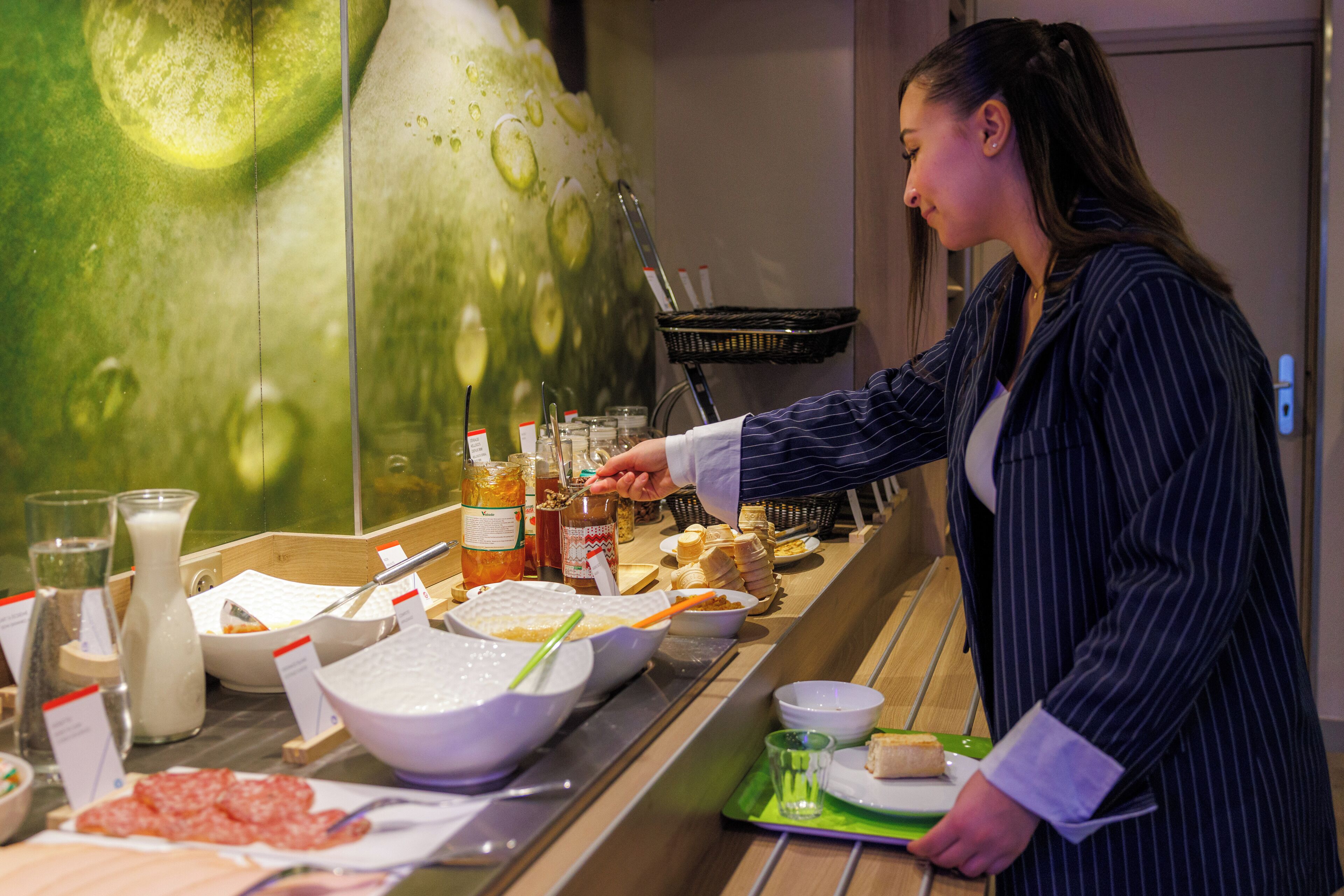 Petit déjeuner buffet (8.90 EUR par personne)