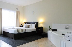 King Spa Room | Bathroom | Free toiletries, hair dryer, towels - Coffs Harbour Sanctuary Resort (Coffs Harbour)