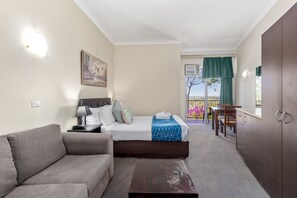 Deluxe Queen Room | Blackout drapes, soundproofing, iron/ironing board, free WiFi - Coffs Harbour Sanctuary Resort (Coffs Harbour)