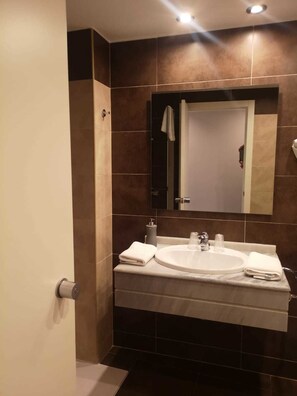 Habitació doble, 1 dormitori | Bany | Dutxa i tovalloles