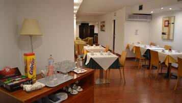 Se ofrece un desayuno bufé (9.50 EUR por persona)