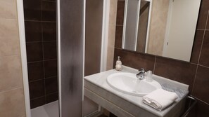 Habitación individual | Baño | Ducha y toallas