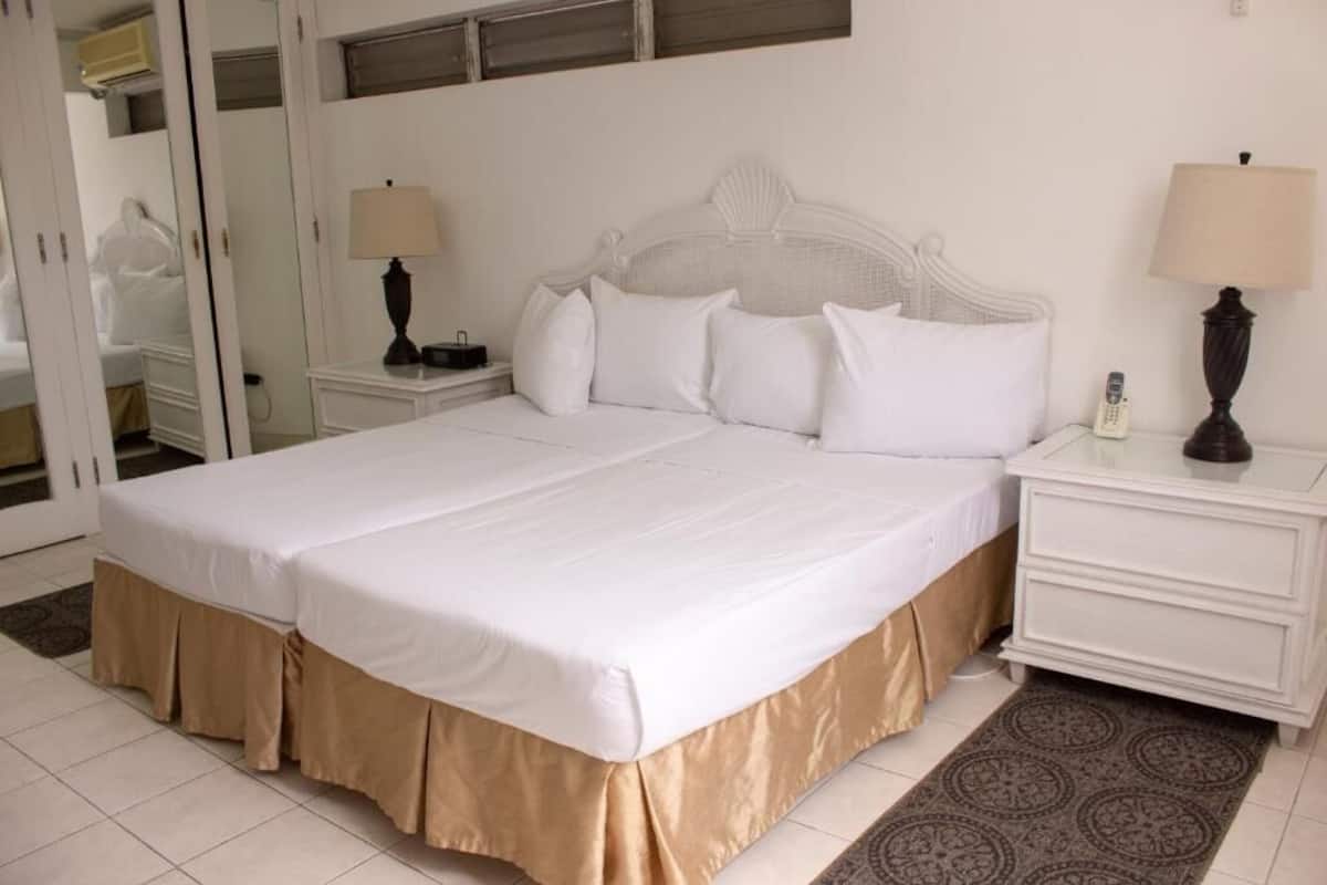 In-room safe, laptop workspace, blackout drapes, iron/ironing board