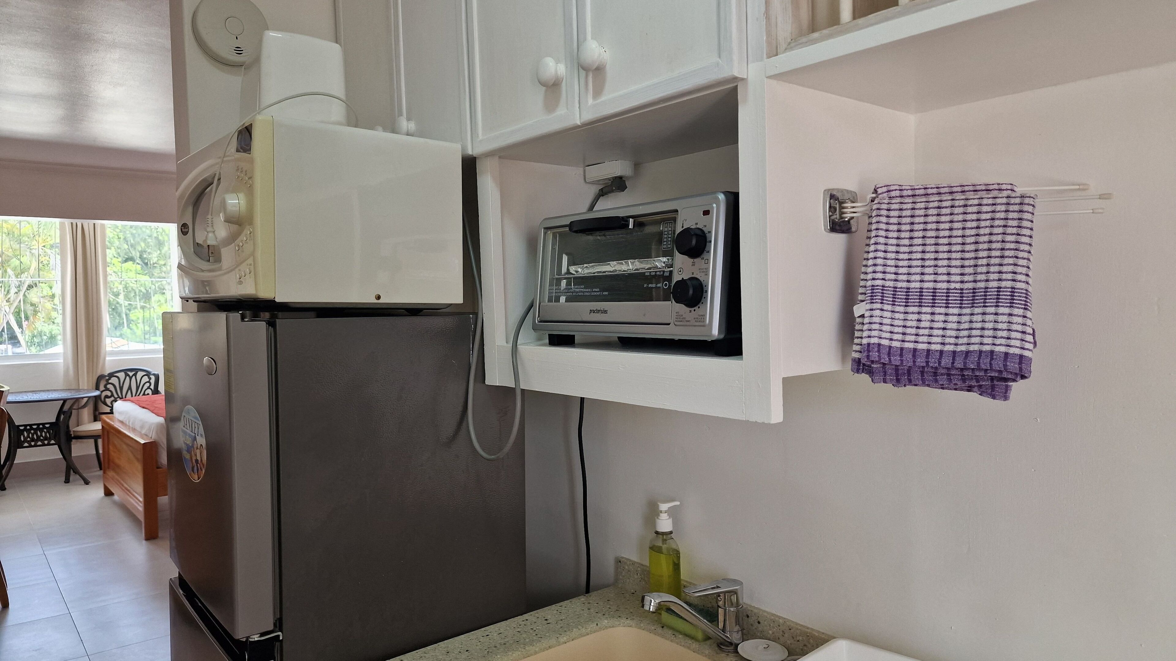standard studio | private kitchen | fridge, microwave, stovetop, toaster