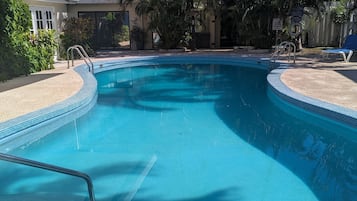 Utomhuspool och solstolar