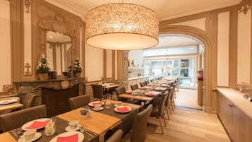 Petit déjeuner buffet (25 EUR par personne)