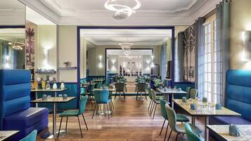 Petit déjeuner buffet (17 EUR par personne)