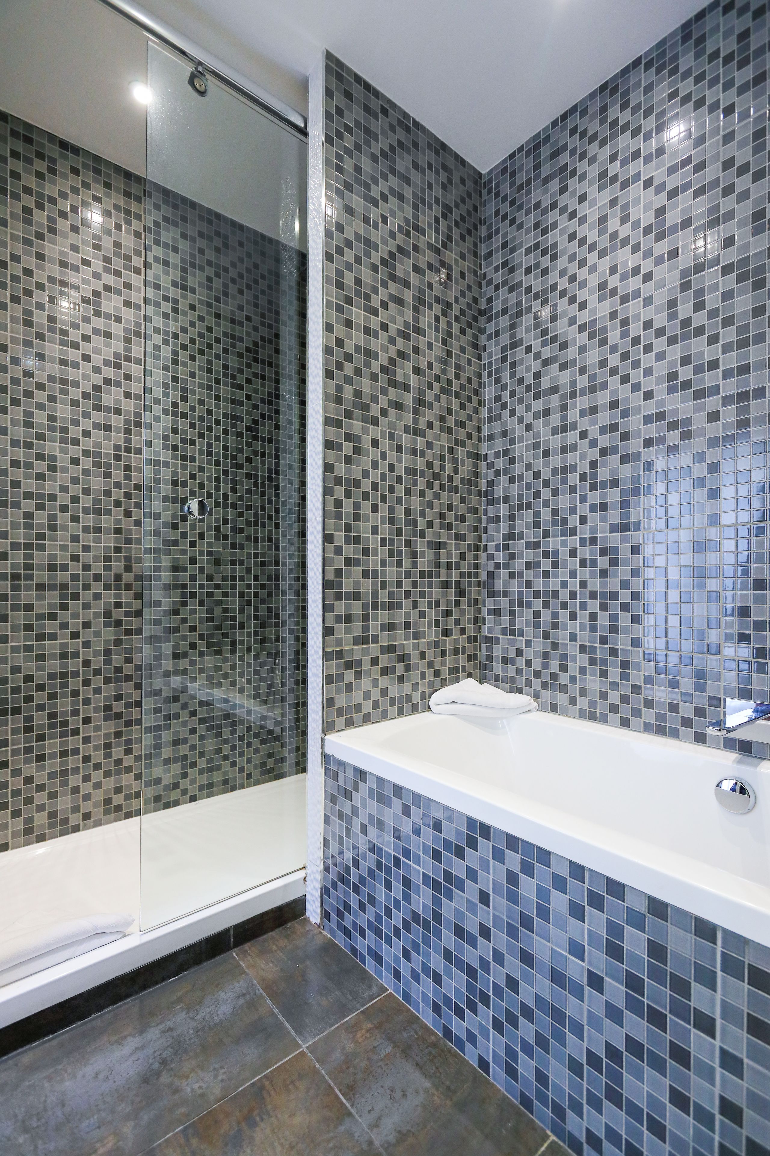 family junior suite | bathroom | free toiletries, hair dryer, towels