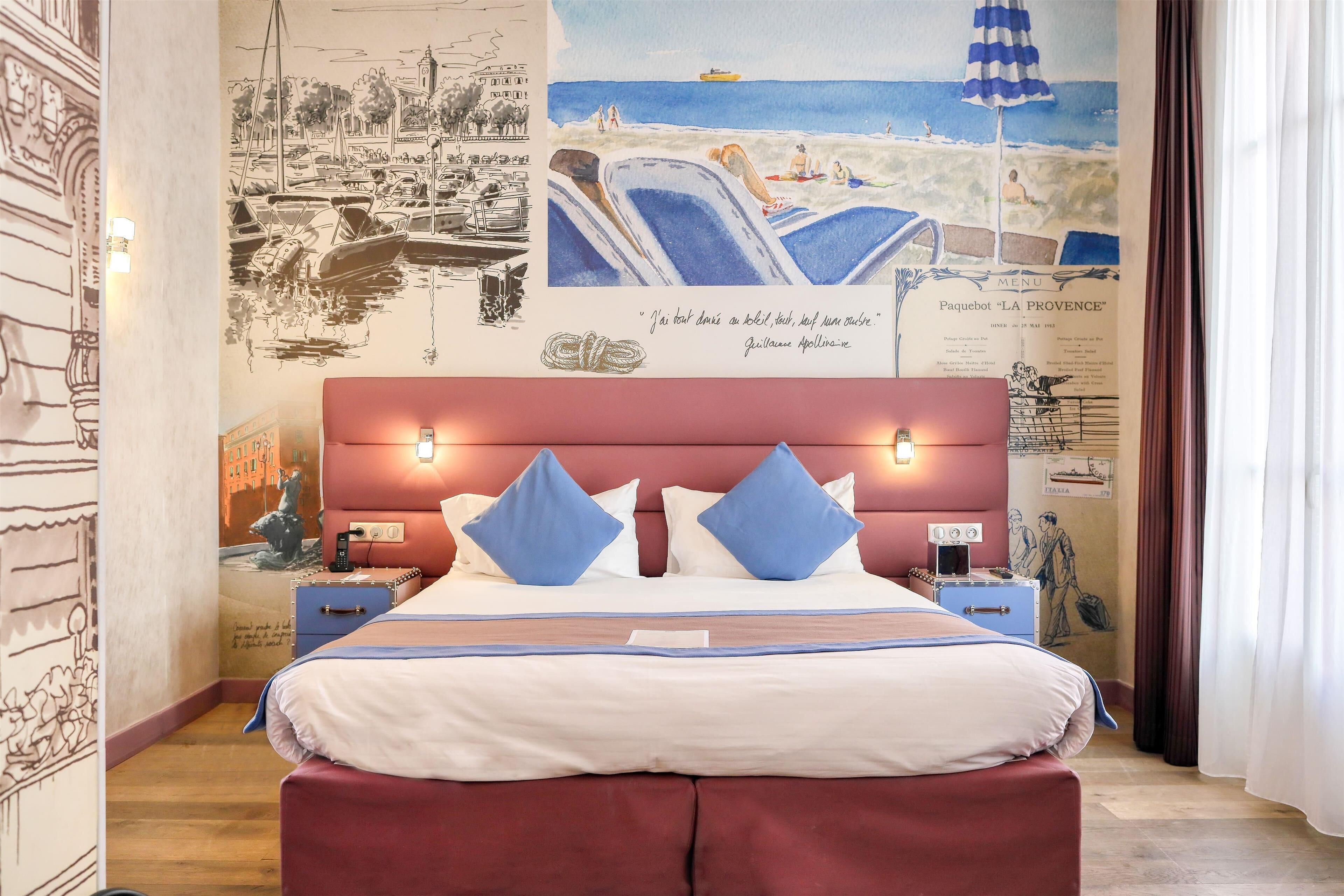 Ein Hotelzimmer mit einem großen Bett, einem roten Kopfteil und einem Wandbild mit einer Strandansicht.
