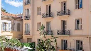 Een seizoensgebonden buitenzwembad