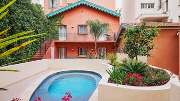 Una piscina al aire libre de temporada